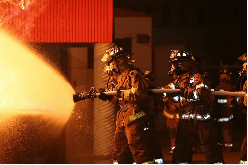 fire-fighting-training-men-to-right-of-hose-min