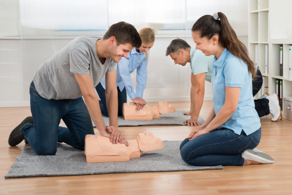 first-aid-course-learning-CPR