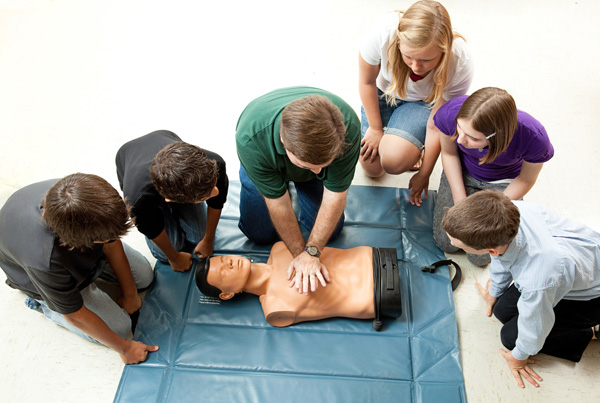 first-aid-training-group-of-students