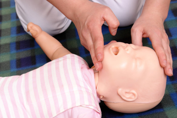 first-aid-training-mouth-to-mouth-resuscitation